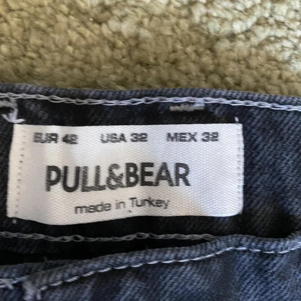 Ett par jeans från pull & bear i storlek 32. De har regular fit och är knappt använda. Mer bilder kan skickas vid önskan. . Jeans & Byxor.