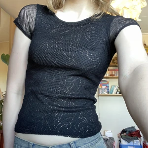 Svart topp - Svart glittrig nättröja i storlek 34-36. Frakt tillkommer ❤️‍🔥