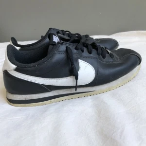 Nike air Max skor  - Tja! Säljer nu mina Nike air Max skor i storleken 41 som är i bra skick 7/10 dem är bara lite smutsiga. Ny pris ca 1200 säljer för 720