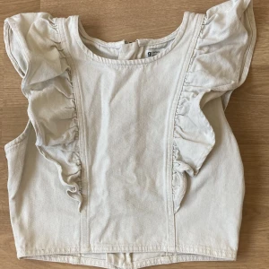 Vit topp  - Jätte fin topp från Gina i strorlek XS, endast använd 1 gång men inte mer. Köpte på en Secondhand affär. Materialet är gjord av jeans.