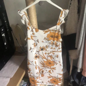 Vit klänning med blommor - Tight vit klänning med blommor, använd nån enstaka gång🩷