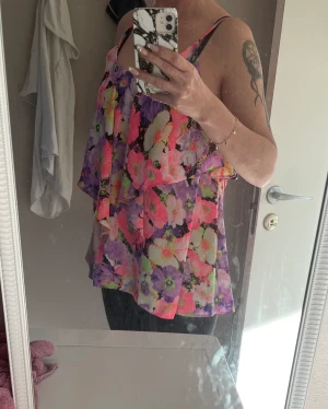 Linne ✨ - Så snyggt linne från sisters point storlek s 💕 justerbara band. Den har ett fint fall och tunt tyg med fall 💕 köpt för 499kr snygg nu till sommaren ✨ 200kr