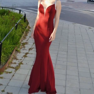 Vinröd Sparkle Balklänning  - I väldigt fint skick. Använd en gång inför balen och säljs pga ingen användning mer.  