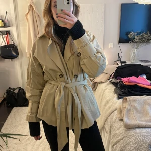 Trenchcoat - Avklippta trenchcoat. Supersnygg nu till våren! 💕