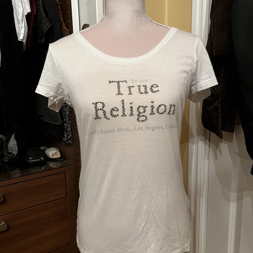 true religion t shirt med tryck i rhinestones. T-shirts.