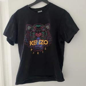 Kenzo - Kenzo tshirt i nyskick. Säljes då den är för liten 249kr.