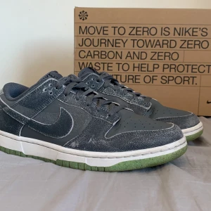 Nike dunk shadow swoosh iron gray - Säljer mina Nike dunks för att jag köpte de en storlek försmå. Storleken är EUR 42,5. Har inga skador. Kan ta närmare bilder. Originell låda finns ej då den kommer ersättas med annan skolåda.