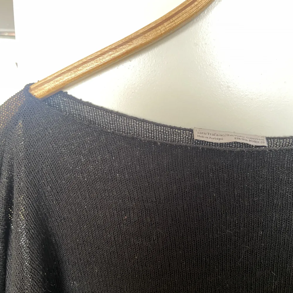 Svart glesstickad tröja från Zara, köpt på Sellpy. Fint skick utan tecken på användning. Samfraktar gärna! ❤️. Toppar.