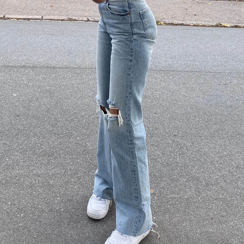 Jeans Wide Leg Full Length- ljusblå med slitningar. Jättefina jeans i fint skick, dock har vissa av de vita slitningarna har gått av. Nypris 399kr. Säljer då de inte längre kommer till användning 💙  . Jeans & Byxor.