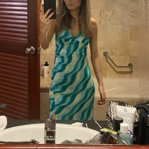 Zara klänning - Säljer denna klänningen från zara, har diy och gjort om den till en halter-neck-top. Verkligen så fin men gillar inte riktigt hur den sitter på mig.   DM FÖR KÖP! 