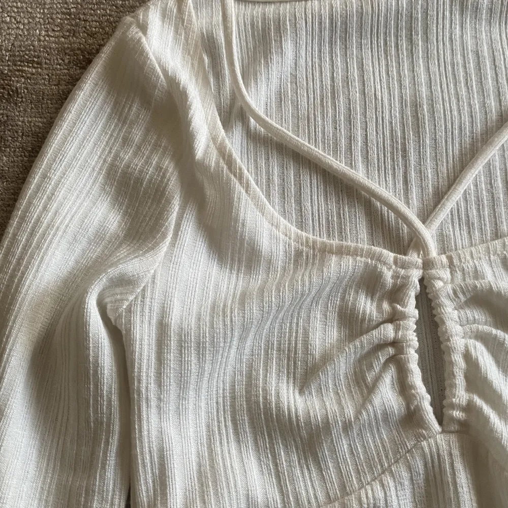 Säljer denna snygga tröjan från H&M, jätte bra till sommaren och är helt oanvänd!💗💗 lappen är kvar. Toppar.