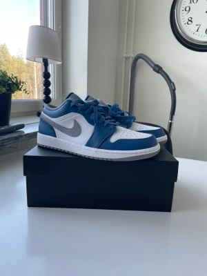 Air Jordan 1 low (true blue) - Skorna är helt nya och inte använda någon gång. 