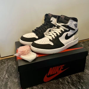 Jordan 1 Retro High OG 'Stage Haze' - Air Jordan 1 Retro High OG 'Stage Haze' i storlek 43! Väl omhändertagna! Skick 9/10! Skor som går lätt att matcha ihop med vilken outfit som helst. Fler bilder eller frågor? Bara att höra av sig! Kvitto finns! Kan gå ner i pris vid snabb affär