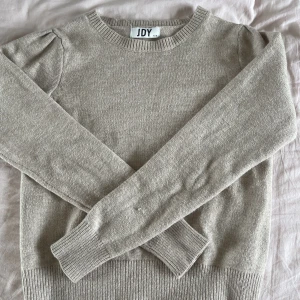 Beige stockholmsstil stickad lång armad tröja - Fint skyck, bara använt några gånger och ser ny ut.