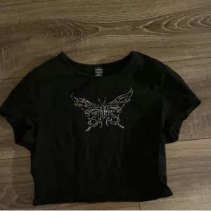 Croptop - Jätte fin croptop med en fjäril på💗
