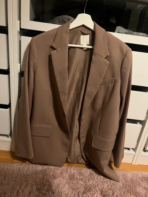 Brun kavaj  - Brun kavaj från hm, knappt använd :) 