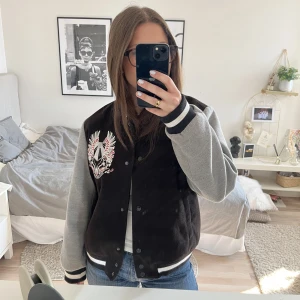 Jacka  - Supercool jacka!! Nyskick, använd endast ett fåtal gånger ❤️‍🔥❤️‍🔥pris kan diskuteras 