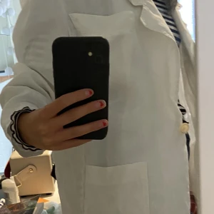 Vit linne kavaj - Säljer denna vita linnekavajen som är köpt på humana. Super fin och perfekt för sommaren men kommer tyvärr inte till användning   DM FÖR KÖP