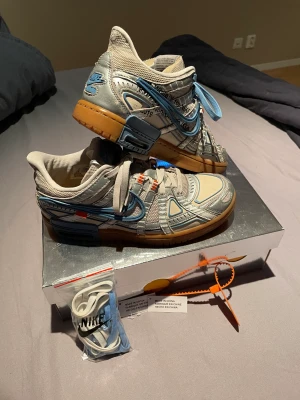 Nike off white rubber dunk - Hyfsat använda Nike off white rubber dunk. Köpt av ett sneaker konto. Box, off white tag, extra snören och betalnings bekräftelse finns! Storlek 40.