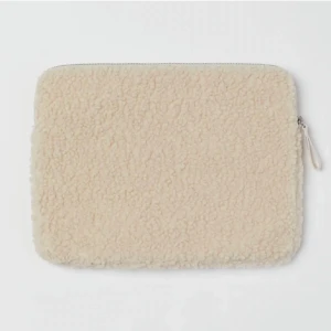 Datorfodral i teddytyg - Säljer detta super fina datorfodral i teddytyg, inte använt så mycket så i bra skick 💕 tryck inte på köp nu!