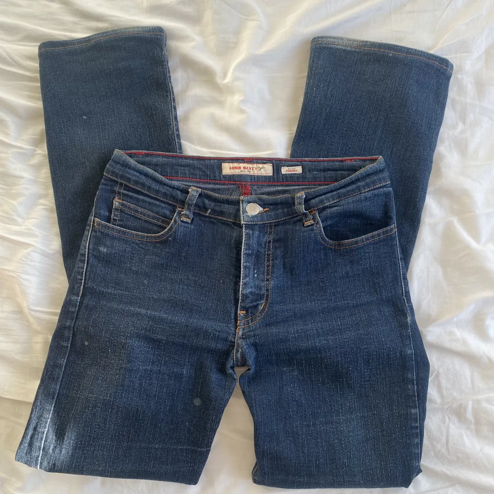 Supper fina miss sixty jeans som tyvärr är för korta på mig och därför säljer jag dem💗 inerbens längden är 73cm och midjan är 72cm💕 . Jeans & Byxor.