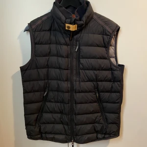 Parajumpers väst  - Sparsamt använd parajumpers väst i strorlek small. Har ett litet märke på ena axeln efter ett hål men som är lagat av sömmerska.