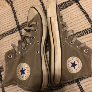 Grå converse  - Bra skick  Byter du snören så ser dom knappt använda ut 