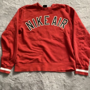 Nike tröja - Nike tröja, använd fåtal ggr, använd hemma mest. Tröjan är lite oversized men mysigt och skön. Finns inga skador på tröjan och den är köpt för några år sen. Skriv om det är nått ni undrar elr om fler bilder. pris kan diskuteras, köparen står för frak :)
