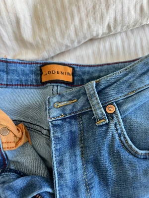 Jeans med slits  - Helt nya jeans med slits. Aldrig använda. Ny pris 1599 kr.