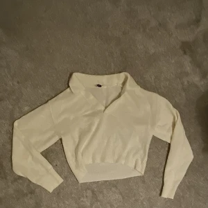 Vit stickad tröja - Vid stickad tröja från h&m. Använt fåtal gånger. Värde: 299kr Pris: 80kr