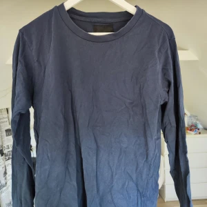 Långärmad blå tröja  - Långärmad blå tröja ifrån lager 157. Använd 2 gånger. 