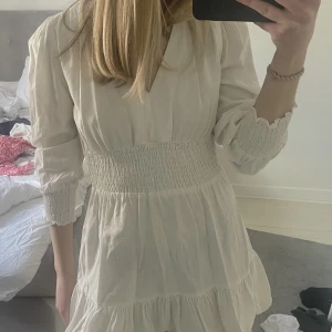 Klänning  - Vit klänning från Zara! Använd en gång 