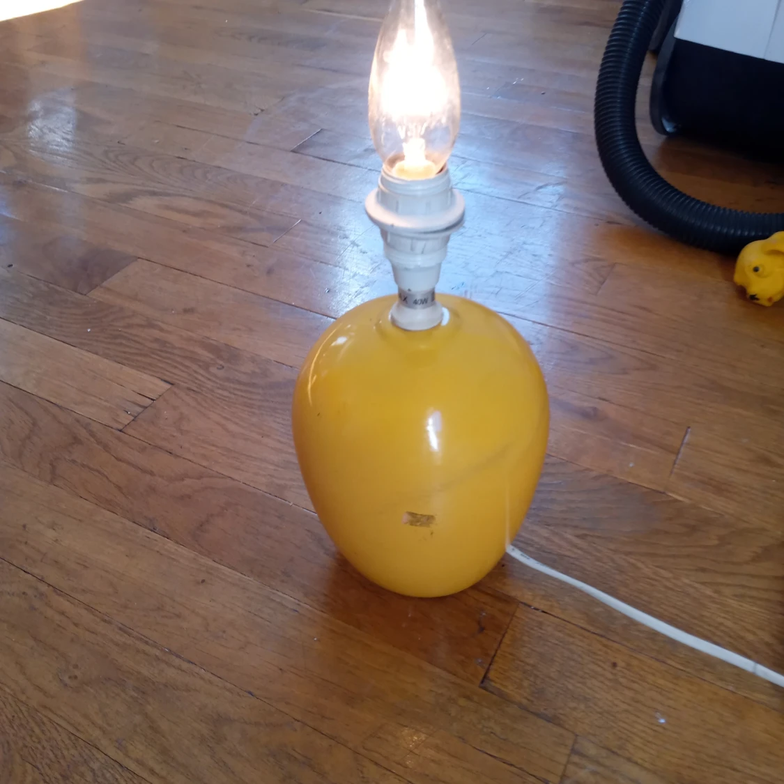 Retrolampa med gul fot och mäter med glödlampa 33 cm stor . - 90