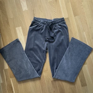 Mjukisbyxor - Gråa mjukisbyxor från Gina tricot i fint skick. Köpare står för frakt. Skriv privat vid intresse eller funderingar!💗