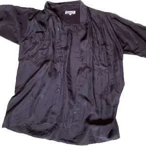 Somrig och luftig brun skjorta, köpt secondhand, strl M/L🐻  Säljes då den tyvärr inte kommer till användning längre. Köparen står för frakten, kan även mötas upp i Stockholm🐻
