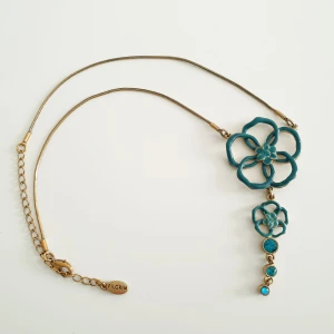 Vintage halsband - 🩵FÖRST TILL KVARN🩵 Jättefint och unikt halsband från danska märket Pilgrim. Statement piece✨️ Blommorna och kristallerna (i glas) är turkos blåa och hänger superfint runt och nerför halsen. Perfekt nu till våren och sommaren. 140+ frakt