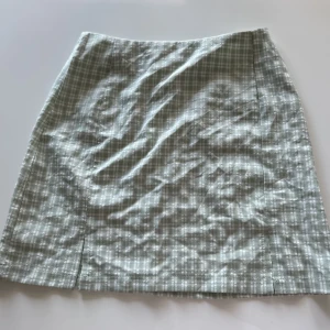 kjol - Supersöt grön rutig kjol, med två små slitsar framtill. Bra passform, men kommer tyvärr inte till användning. Skriv för fler bilder eller frågor💚 Nypris: 99 kr 