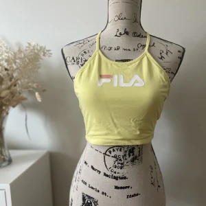 🐣 Gul croptop 🐣 - Fila knyt croptop!  Jätte fin topp till sommaren!  Använd några gånger, men i väldigt fint skick! 