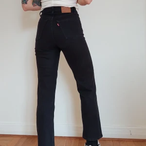 LEVI'S RIBCAGE STRAIGHT - Använda men i gott skick. Storlek 24/27. 