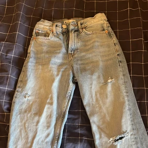 Jeans - Midwaisted jeans från Gina Tricot i storlek 32