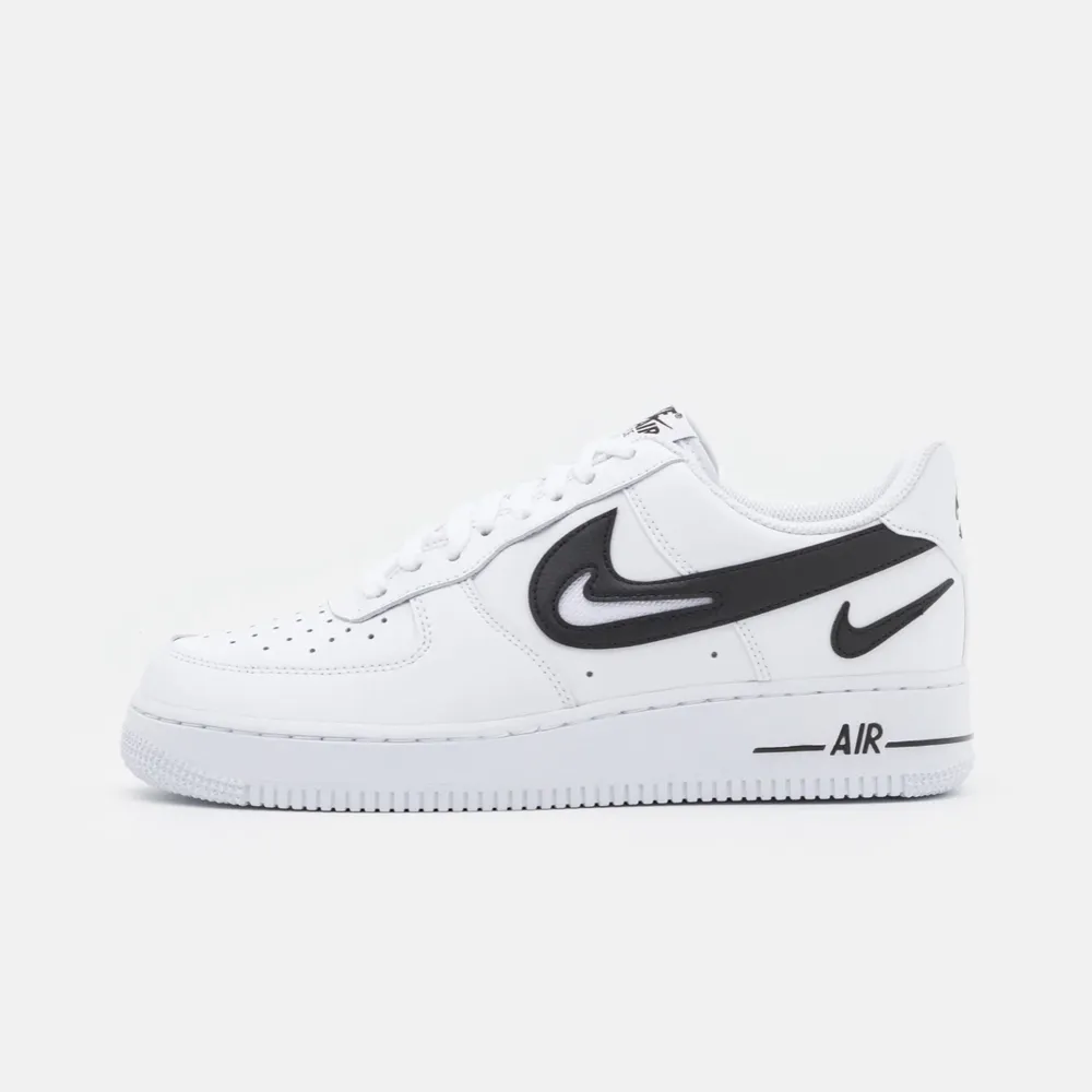 Säljer dessa airforces, dem är lite creasade- nypris 1400kr säljs för 999. Skor.