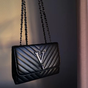 Svart väska - Svart fin handväska