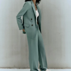 Zara kavaj och kostymbyxor set - Säljer detta set från zara som ör helt oanvänd med prislappen kvar (bara provad) säljer hela settet!