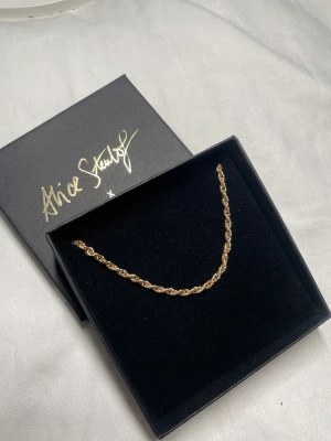 Cordell halsband  - Cordell halsband i oklart material, kan vara förgyllt silver, guld osv har ingen aning.  Oanvänd, 48cm + 8. 300kr + 19kr frakt. 