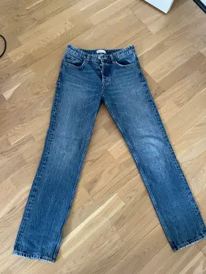 Ett par mid-waist straight jeans från Zara. Använda, men inget tecken på användning🫶