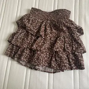 Jättesöt sommar kjol men säljer då den är för liten. Passar Xxs-s. Jätte fin till sommaren❤️ skriv för fler bilder eller om du har frågor ❤️❤️❤️