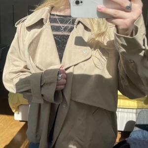 Arket kappa - Funderar nu på att sälja min kappa från Arket. Nypris är 1790kr, jag säljer den för 900. Den är i strl xs men oversized, därför har jag tagit den till skräddaren som sytt upp den på längden för ca 400kr så att den sitter perfekt på mig som är 163❤️