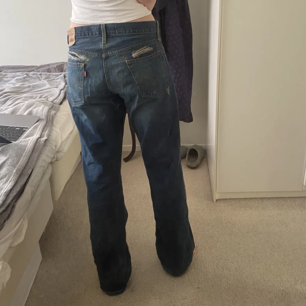 Lösa/utsvänga jeans från levis med slitningar. Modell: 527 Low boot cut. Jeans & Byxor.