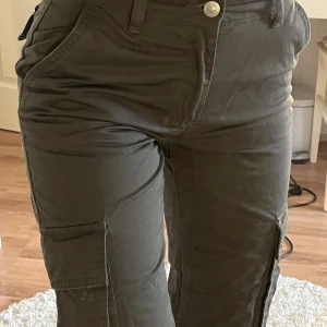 Cargobyxor - Säljer mina cargobyxor från Gina tricot i storlek 32, nypris 500kr Dessa är använda vid ett enstaka tillfälle!