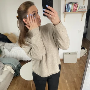 Mys-stickad tröja  - Tunt stickad tröja, super skön! 